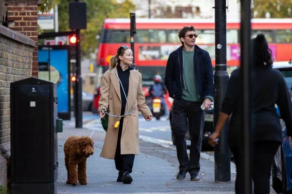 
                Оливия Уайлд с бойфрендом выгуливают собаку на улицах Лондона            