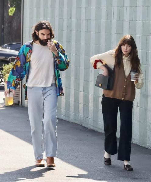 Элизабет Олсен с мужем замечены на прогулке в Лос-Анджелесе
Элизабет Олсен с мужем замечены на прогулке в Лос-Анджелесе