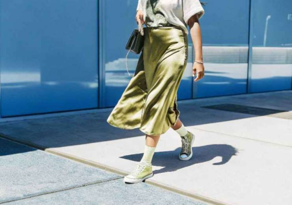 Атласная юбка — летний хит, актуальный и осенью, как и с чем носить Атласная юбка — летний хит, актуальный и осенью, как и с чем носить