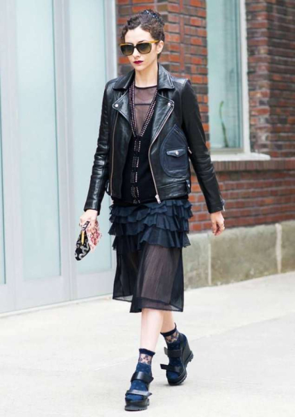 С носками, чулками и ярким педикюром: как будем носить туфли с открытым мысом С носками, чулками и ярким педикюром: как будем носить туфли с открытым мысом