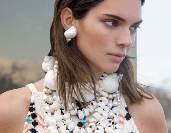 Цепи, пластик, жемчуг: главные тренды летней бижутерии и как ее носить