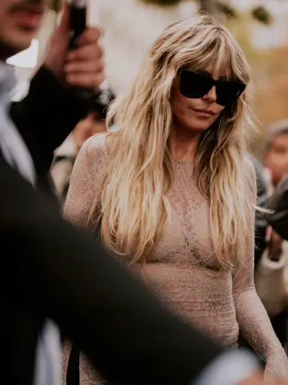 52-летняя Хайди Клум в "голом" платье посетила показ Vetements в Париже 52-летняя Хайди Клум в "голом" платье посетила показ Vetements в Париже