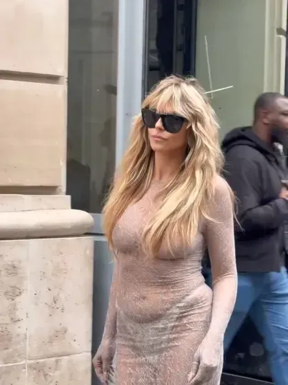 52-летняя Хайди Клум в "голом" платье посетила показ Vetements в Париже 52-летняя Хайди Клум в "голом" платье посетила показ Vetements в Париже