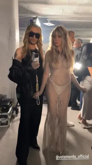 52-летняя Хайди Клум в "голом" платье посетила показ Vetements в Париже 52-летняя Хайди Клум в "голом" платье посетила показ Vetements в Париже