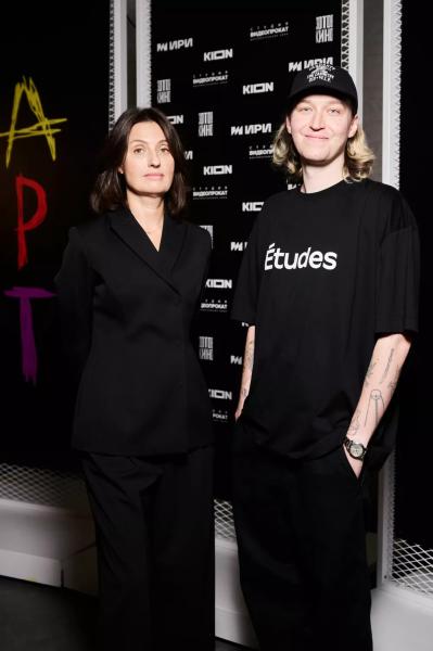 Рената Пиотровски, Аврора, Федор и Сергей Бондарчуки на светской премьере сериала "Арт – это я"
Рената Пиотровски, Аврора, Федор и Сергей Бондарчуки на светской премьере сериала "Арт – это я"