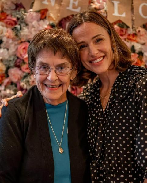 Дженнифер Гарнер поделилась архивным детским фото
Дженнифер Гарнер поделилась архивным детским фото