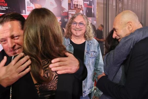 Игорь и Ольга Крутые, Филипп Киркоров, Дима Билан и другие на вечеринке журнала HELLO! на "Новой волне" в Казани
Игорь и Ольга Крутые, Филипп Киркоров, Дима Билан и другие на вечеринке журнала HELLO! на "Новой волне" в Казани