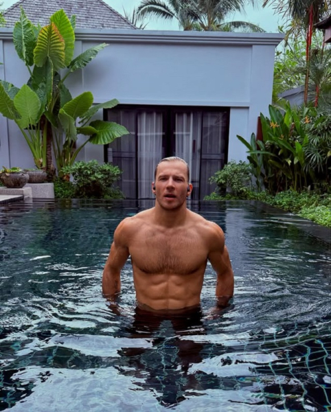 Олега Майами рискуя жизнью спас женщину из воды (видео)