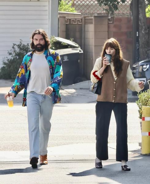 Элизабет Олсен с мужем замечены на прогулке в Лос-Анджелесе
Элизабет Олсен с мужем замечены на прогулке в Лос-Анджелесе