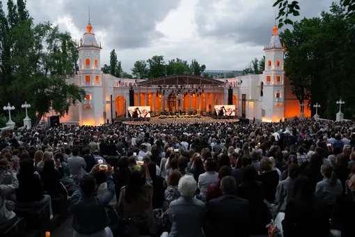 Константин Хабенский, Светлана Степанковская, Максим Маринин и другие на благотворительном вечере Константин Хабенский, Светлана Степанковская, Максим Маринин и другие на благотворительном вечере