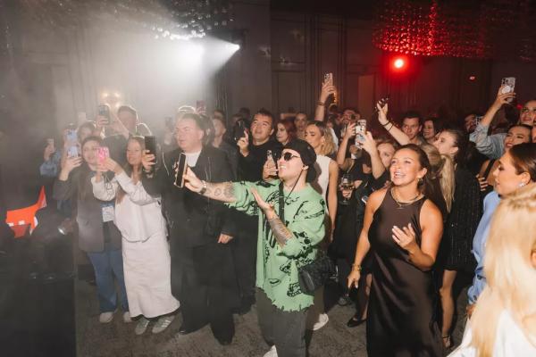 Игорь и Ольга Крутые, Филипп Киркоров, Дима Билан и другие на вечеринке журнала HELLO! на "Новой волне" в Казани
Игорь и Ольга Крутые, Филипп Киркоров, Дима Билан и другие на вечеринке журнала HELLO! на "Новой волне" в Казани