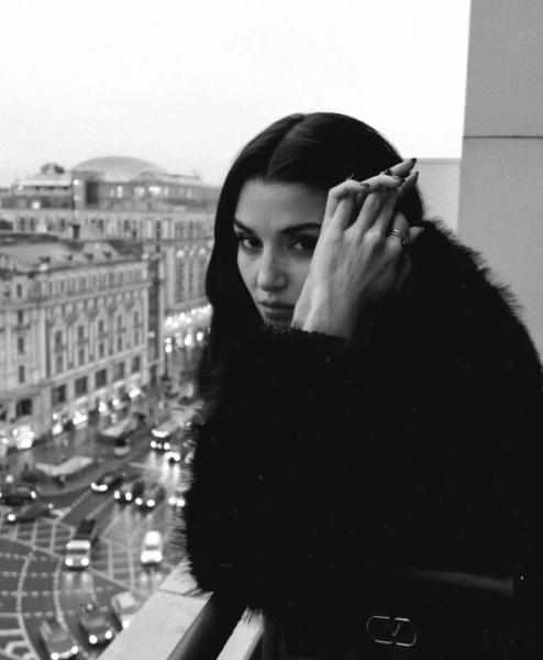 Ханде Эрчел опубликовала фото из Москвы и обратилась к фанатам на русском
Ханде Эрчел опубликовала фото из Москвы и обратилась к фанатам на русском