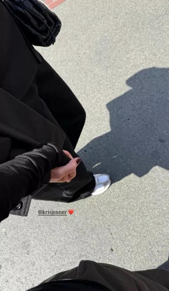 Кортни Кардашьян и Трэвис Баркер посетили с семьей Диснейленд
Кортни Кардашьян и Трэвис Баркер посетили с семьей Диснейленд