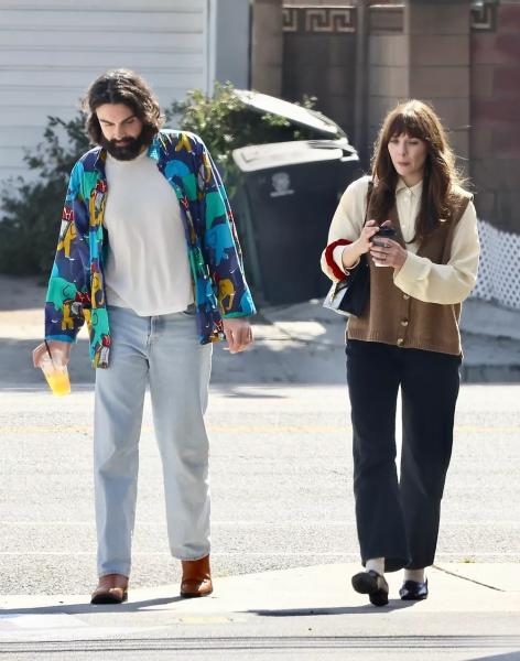 Элизабет Олсен с мужем замечены на прогулке в Лос-Анджелесе
Элизабет Олсен с мужем замечены на прогулке в Лос-Анджелесе