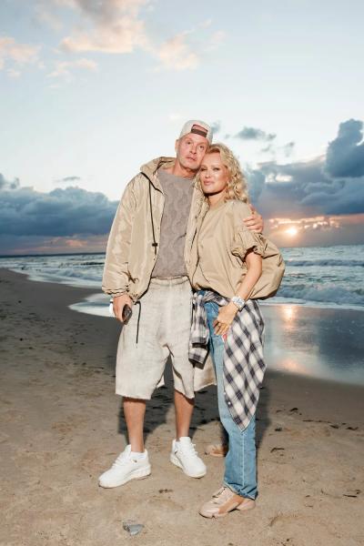 Катерина Шпица, Аня Чиповская, Артем Михалков и другие на морской вечеринке в Зеленоградске
Катерина Шпица, Аня Чиповская, Артем Михалков и другие на морской вечеринке в Зеленоградске