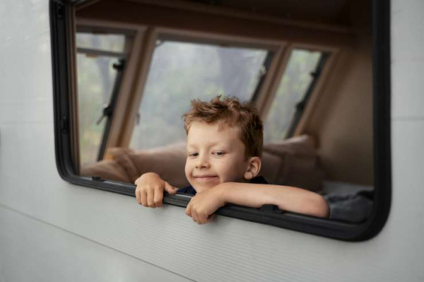 Чем бы ни тешилось: 5 способов занять ребенка в поездке без телефона