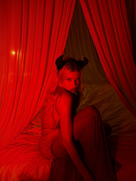 Елена Перминова максимально оголилась на Хэллоуин Елена Перминова максимально оголилась на Хэллоуин