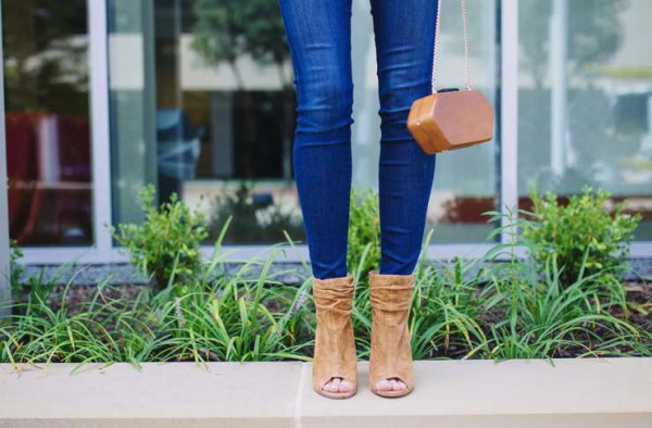 С носками, чулками и ярким педикюром: как будем носить туфли с открытым мысом С носками, чулками и ярким педикюром: как будем носить туфли с открытым мысом