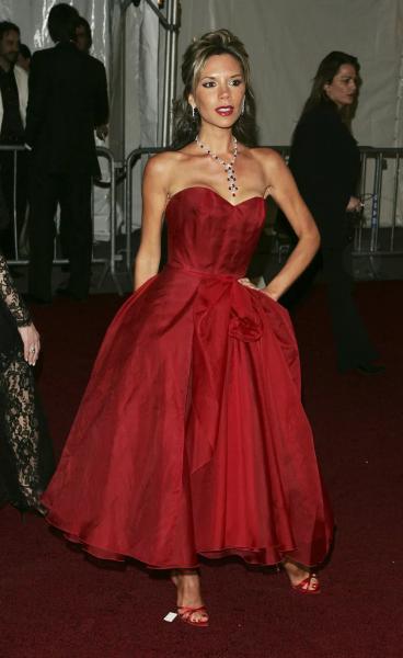 Виктория Бекхэм рассказала, почему отказалась от груди, сделанной в 90-е
Виктория Бекхэм рассказала, почему отказалась от груди, сделанной в 90-е