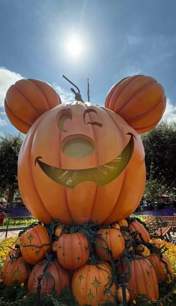 Кортни Кардашьян и Трэвис Баркер посетили с семьей Диснейленд
Кортни Кардашьян и Трэвис Баркер посетили с семьей Диснейленд