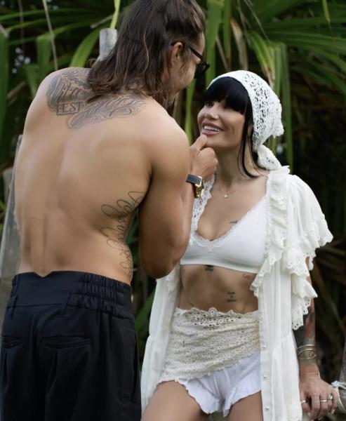 Айза в третий раз выходит замуж
Айза в третий раз выходит замуж