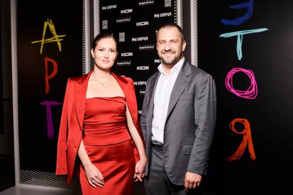 Рената Пиотровски, Аврора, Федор и Сергей Бондарчуки на светской премьере сериала "Арт – это я"
Рената Пиотровски, Аврора, Федор и Сергей Бондарчуки на светской премьере сериала "Арт – это я"