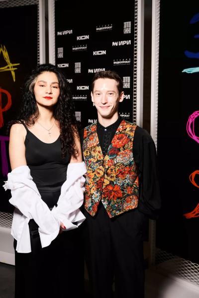 Рената Пиотровски, Аврора, Федор и Сергей Бондарчуки на светской премьере сериала "Арт – это я"
Рената Пиотровски, Аврора, Федор и Сергей Бондарчуки на светской премьере сериала "Арт – это я"