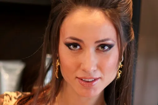 Елена Товстик после скандального развода с любовником Полины Дибровой прилетела с детьми на курорт Елена Товстик после скандального развода с любовником Полины Дибровой прилетела с детьми на курорт