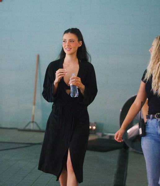 Бруклин Бекхэм поддержал жену на съемках ее нового фильма
Бруклин Бекхэм поддержал жену на съемках ее нового фильма