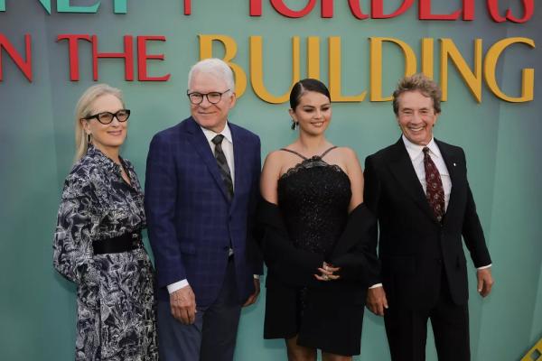 Селена Гомес "поймала" Мартина Шорта за перепиской с Мерил Стрип во время "Эмми"
Селена Гомес "поймала" Мартина Шорта за перепиской с Мерил Стрип во время "Эмми"