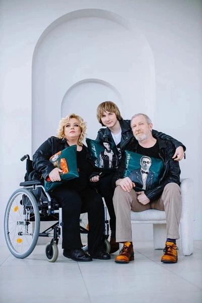 «Через два года должна хорошо ходить»: Виктор Бычков о реабилитации жены, гонорарах, «Новых Жуках» «Через два года должна хорошо ходить»: Виктор Бычков о реабилитации жены, гонорарах, «Новых Жуках»