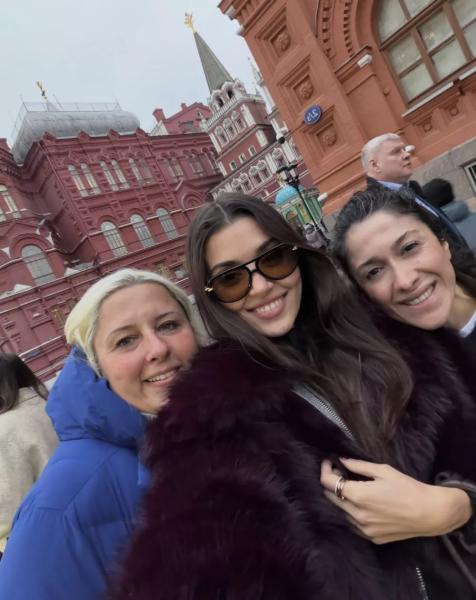 Ханде Эрчел опубликовала фото из Москвы и обратилась к фанатам на русском
Ханде Эрчел опубликовала фото из Москвы и обратилась к фанатам на русском