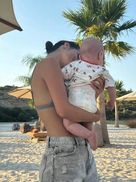 Александр Петров с женой показали, как проводят отпуск с сыном
Александр Петров с женой показали, как проводят отпуск с сыном