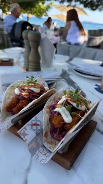 Елена Товстик после скандального развода с любовником Полины Дибровой прилетела с детьми на курорт Елена Товстик после скандального развода с любовником Полины Дибровой прилетела с детьми на курорт