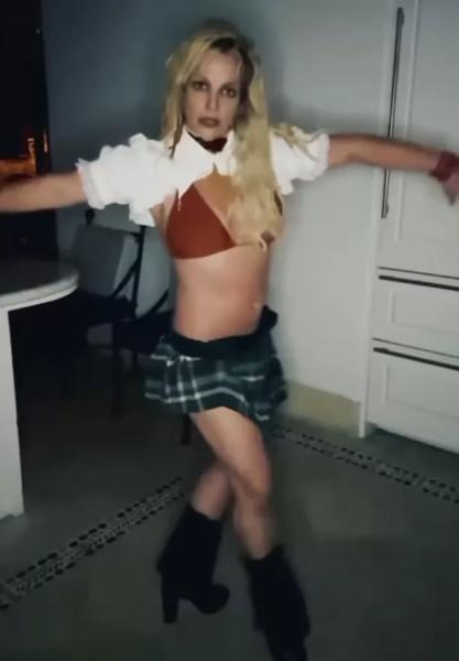 Бритни Спирс намекнула, что хочет пойти по стопам Ким Кардашьян
Бритни Спирс намекнула, что хочет пойти по стопам Ким Кардашьян