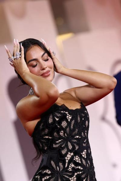 Джорджина Родригес продемонстрировала обручальное кольцо на Венецианском кинофестивале
Джорджина Родригес продемонстрировала обручальное кольцо на Венецианском кинофестивале