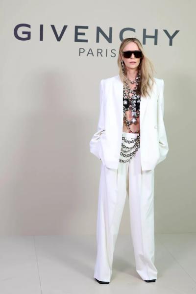 Шарлиз Терон, Руни Мара, Дженна Ортега на показе Givenchy
Шарлиз Терон, Руни Мара, Дженна Ортега на показе Givenchy