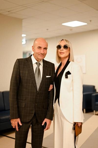 Продюсер Дарья Кузнецова: «Алсу — заложник своей семьи и фамилии. У нас в стране не любят богатых людей» Продюсер Дарья Кузнецова: «Алсу — заложник своей семьи и фамилии. У нас в стране не любят богатых людей»