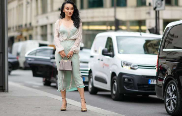 Предельная откровенность: как вписать в летний гардероб прозрачные платья Предельная откровенность: как вписать в летний гардероб прозрачные платья