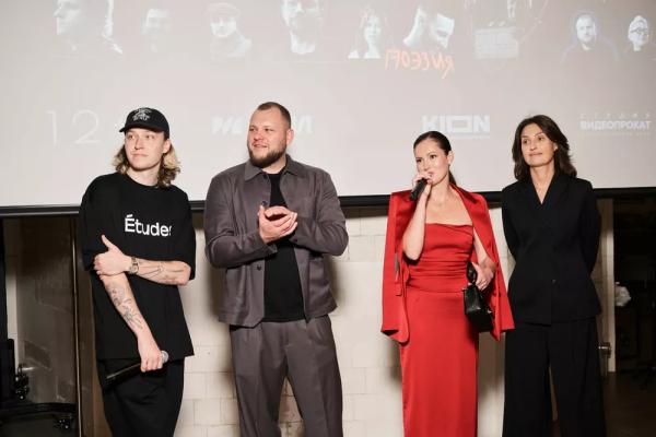 Рената Пиотровски, Аврора, Федор и Сергей Бондарчуки на светской премьере сериала "Арт – это я"
Рената Пиотровски, Аврора, Федор и Сергей Бондарчуки на светской премьере сериала "Арт – это я"