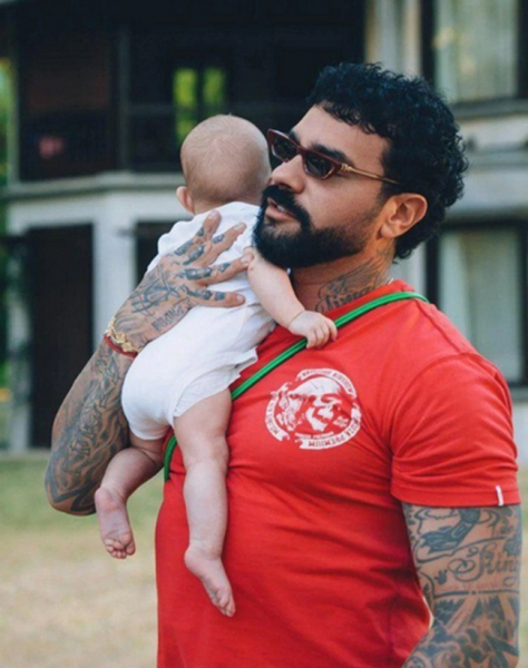 Тимати сфотографировался с крошкой дочкой Тимати сфотографировался с крошкой дочкой