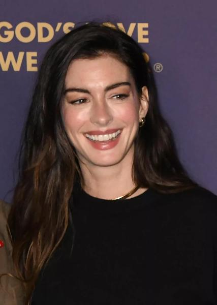 Энн Хэтэуэй, Хлоя Севиньи и другие звезды на Golden Heart Awards 2025
Энн Хэтэуэй, Хлоя Севиньи и другие звезды на Golden Heart Awards 2025