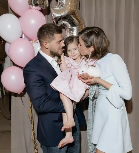 
                Алекса о начале отношений с мужем: "Когда мне делали аборт, его бывшая девушка рожала"            