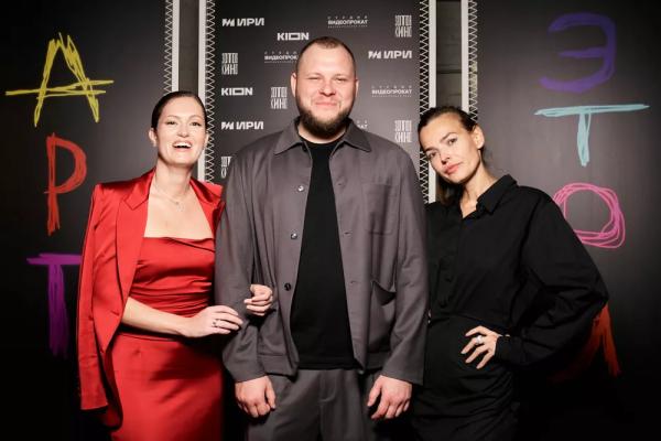 Рената Пиотровски, Аврора, Федор и Сергей Бондарчуки на светской премьере сериала "Арт – это я"
Рената Пиотровски, Аврора, Федор и Сергей Бондарчуки на светской премьере сериала "Арт – это я"