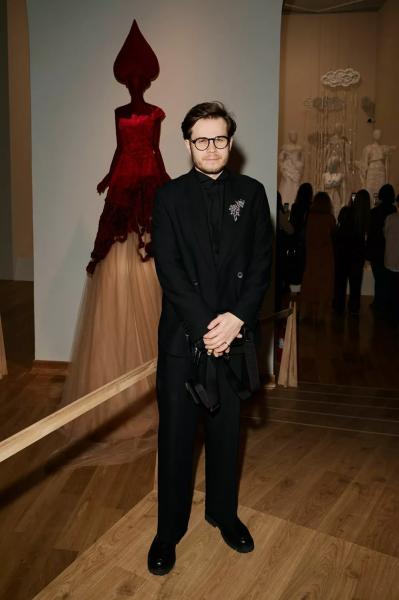 Марианна Максимовская, Таня Геворкян, Лина Дембикова и другие на открытии выставки "Сны Алены"
Марианна Максимовская, Таня Геворкян, Лина Дембикова и другие на открытии выставки "Сны Алены"