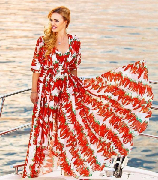 Алла Довлатова сообщила, что возвращается на «Русского Радио» Алла Довлатова сообщила, что возвращается на «Русского Радио»