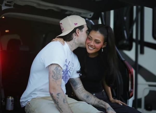 Бруклин Бекхэм поддержал жену на съемках ее нового фильма
Бруклин Бекхэм поддержал жену на съемках ее нового фильма