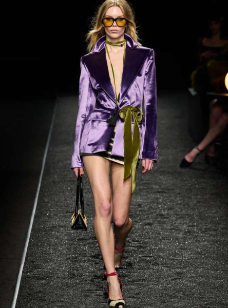 Королевский фиолетовый — главный цвет осени: стилист рассказала, как его носить Королевский фиолетовый — главный цвет осени: стилист рассказала, как его носить