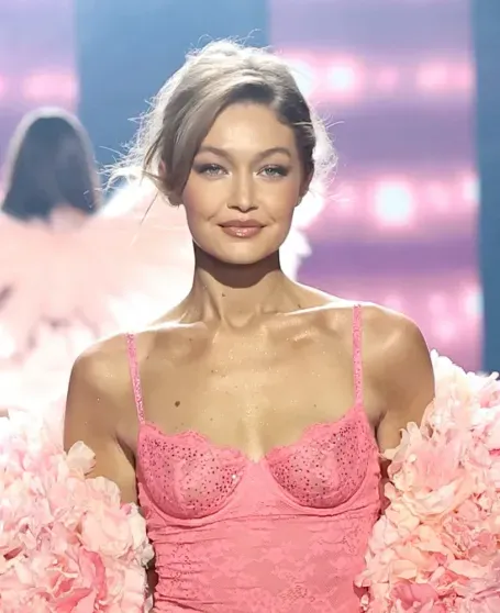 Адриана Лима, Ирина Шейк, Джиджи и Белла Хадид, Алессандра Амбросио, дебют Эмили Ратаковски и "ангелы" на шоу Victoria's Secret