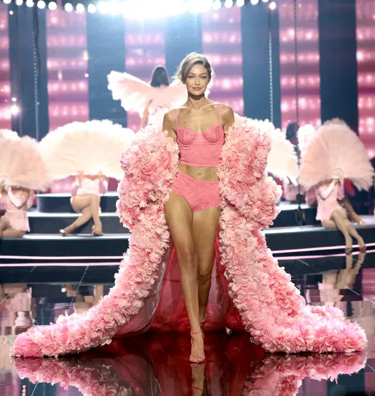 Адриана Лима, Ирина Шейк, Джиджи и Белла Хадид, Алессандра Амбросио, дебют Эмили Ратаковски и "ангелы" на шоу Victoria's Secret